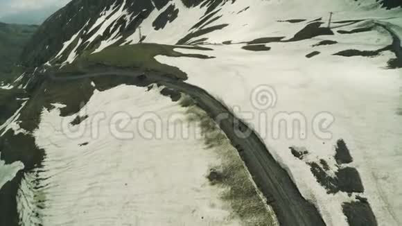 恩杜罗之旅与布吉汽车在高高高加索雪冬山区无人机4k视频的预览图