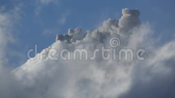 火山灰和气体在火山喷发时进入天空视频的预览图