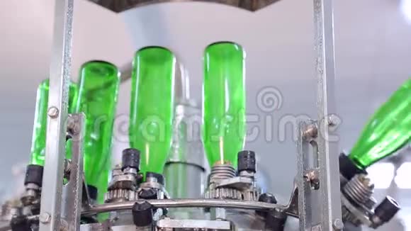 线的制水绿色玻璃瓶沿着这条线移动在灌装前会自动冲洗视频的预览图