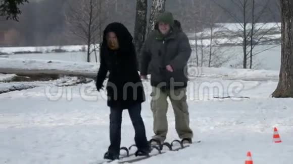 两个父母在大溜冰车上行走没有任何麻烦视频的预览图