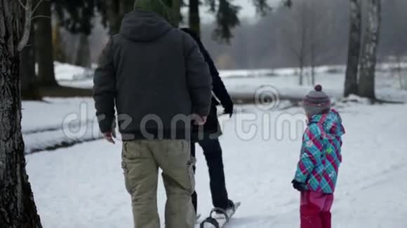 两个父母在大滑板上散步一个在前面一个在后面视频的预览图