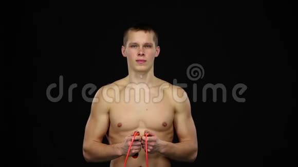 运动员跳绳换腿慢动作黑色的关门视频的预览图