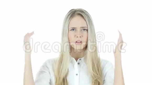 愤怒的年轻女子言语战斗白色背景年轻视频的预览图