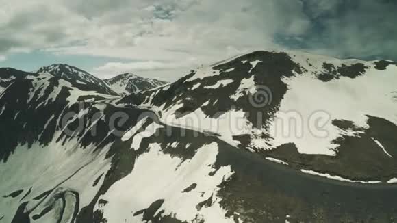 恩杜罗之旅与布吉汽车在高高高加索雪冬山区无人机4k视频的预览图