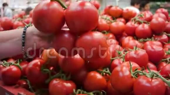 农贸市场的成熟番茄视频的预览图