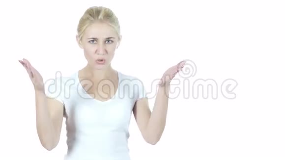 咆哮愤怒的年轻女子言语战斗白色背景年轻视频的预览图