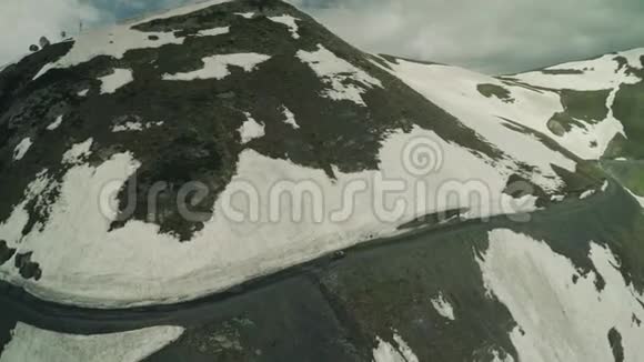 恩杜罗之旅与布吉汽车在高高高加索雪冬山区无人机4k视频的预览图
