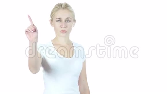 拒绝女人挥舞手指表示不白色背景年轻视频的预览图