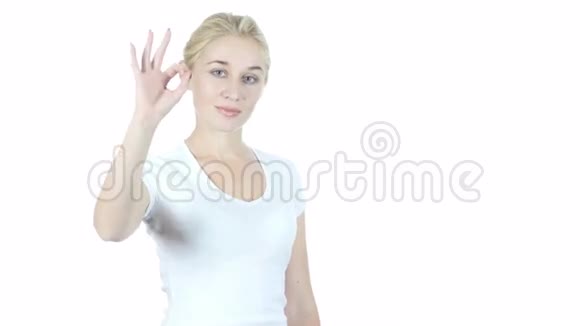 自信的女人表现好的标志白色的背景年轻的视频的预览图