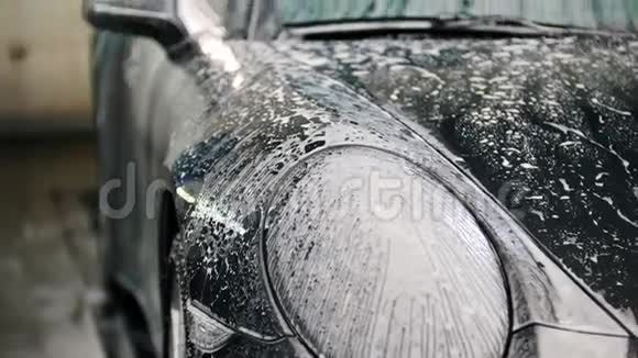 洗一辆豪华轿车在肥皂架的焦点视频的预览图