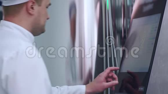 工业计算机设备触摸屏的工厂工程师视频的预览图