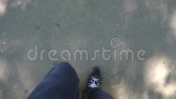 走在路上的人的腿第一个人视频的预览图