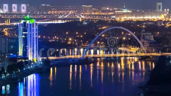 在阿斯塔纳夜晚从屋顶升起的河流和照明桥时间哈萨克斯坦视频的预览图