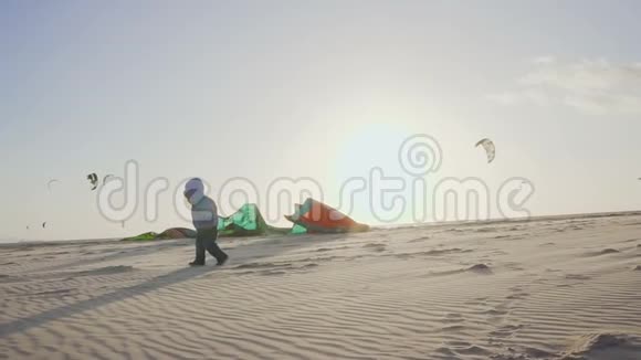 宝贝和许多运动员在海边玩风筝慢动作视频的预览图