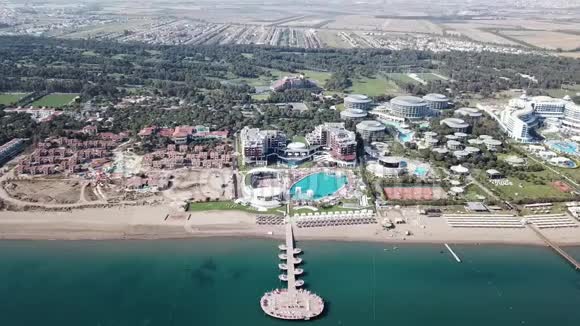 豪华酒店码头的鸟瞰图碧海背景录像在马尔代夫岛上的俯瞰海景别墅视频的预览图
