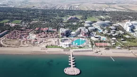豪华酒店码头的鸟瞰图碧海背景录像在马尔代夫岛上的俯瞰海景别墅视频的预览图