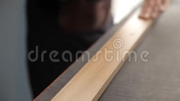 一个从皮革舵主切坯来做皮带皮带的制造程序视频的预览图