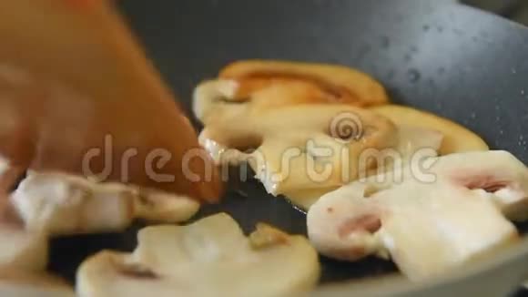 用油烤蘑菇视频的预览图
