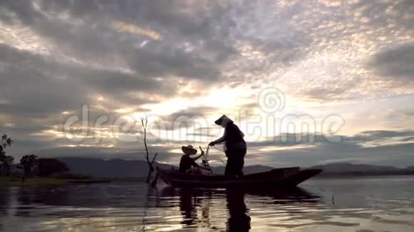 渔民用网捕鱼视频的预览图