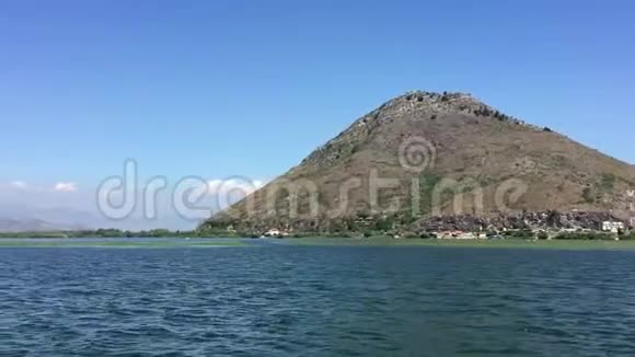 乘船在美丽的湖边散步夏日碧水巨大的斯卡达尔黑山湖黑山最大的湖泊旅行视频的预览图