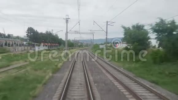 从最后一节火车车厢的窗户可以看到铁路景观视频的预览图