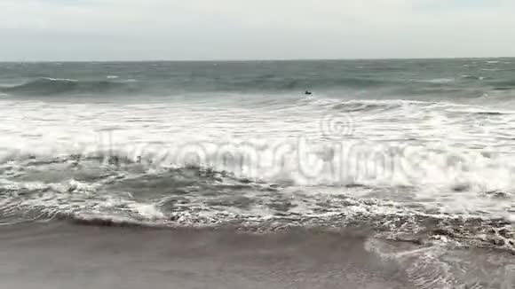 冲浪者在加州海浪中奋力前行视频的预览图
