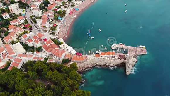 黑山亚得里亚海海岸老城区的鸟瞰图视频的预览图