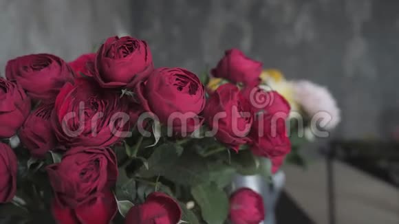 合上盛开的红玫瑰鲜花店车间花卉手工制作和艺术品概念视频的预览图