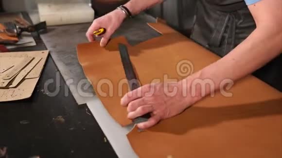 接近一个用皮革加工的男工视频的预览图