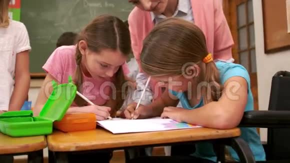 老师在课上看孩子们画画视频的预览图