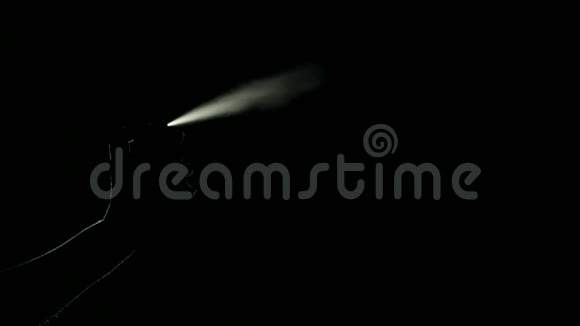 一个女孩在黑暗中喷香水的剪影视频的预览图