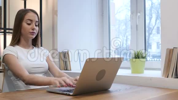 在笔记本电脑工作时被年轻女孩打倒视频的预览图