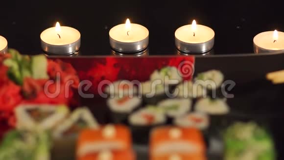 用蜡烛在方形盘子里特写寿司视频的预览图