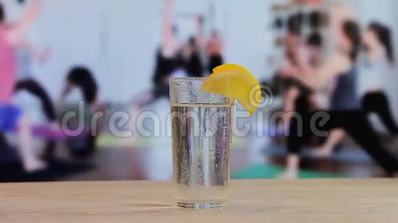 瑜伽训练普拉提带水和柠檬的玻璃杯视频的预览图