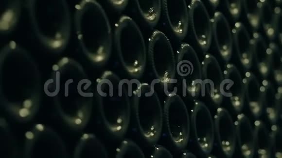 大量的酒堆放在工厂的地窖里存放瓶葡萄酒视频的预览图
