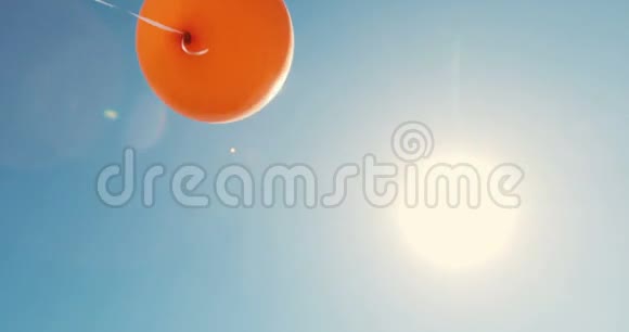 蓝色天空背景上的气球天空中的一个气球在太阳面前视频的预览图