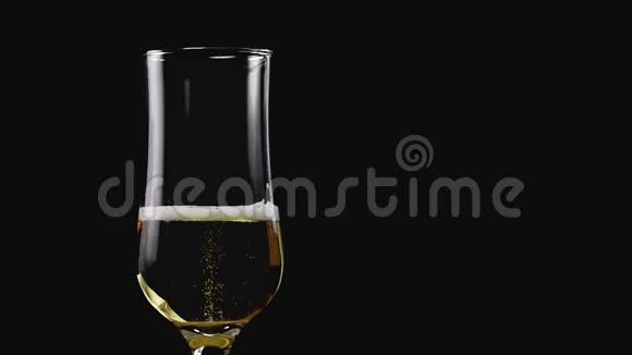 新鲜啤酒在黑色背景上倒入玻璃缓慢运动带有复制空间视频的预览图