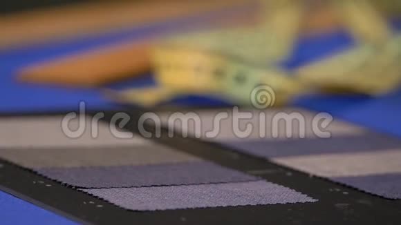 一个裁缝表尺子和一些布料放在桌子上焦点在移动视频的预览图