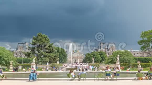 人们在卢浮宫附近的露天公园放松时间法国巴黎视频的预览图