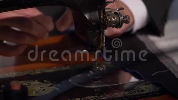 裁缝为工作准备缝纫机的慢镜头视频的预览图