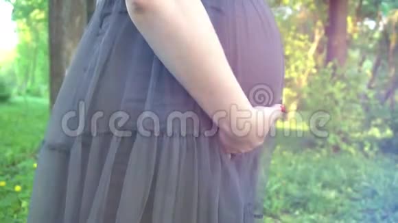 怀孕的妈妈揉着她很大的肚子闭上眼睛视频的预览图