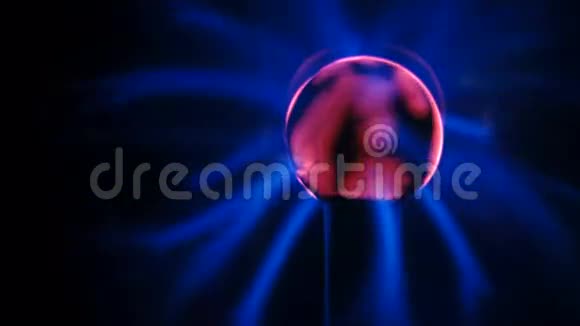 粉红蓝光波等离子球能量电场黑背景视频的预览图