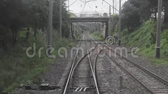 从最后一节火车车厢的窗户可以看到铁路景观视频的预览图
