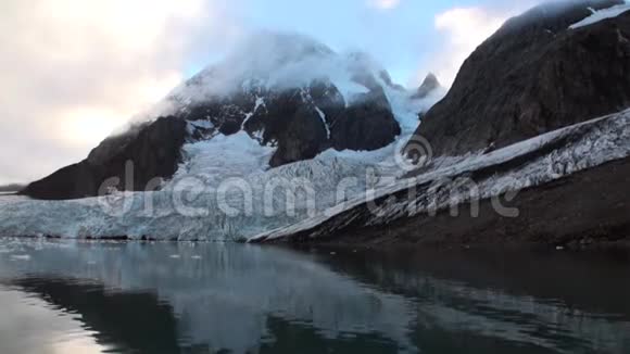 北冰洋山脉背景下浮冰的寂静与平静视频的预览图