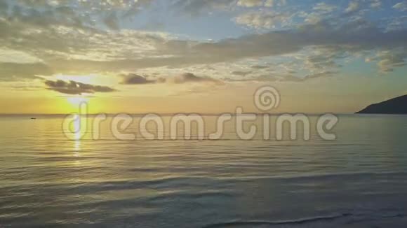 在无边无际的海洋上的地平线上的鸟瞰日出视频的预览图