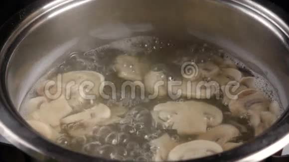 剁碎的蘑菇倒在锅里煮汤慢一点视频的预览图