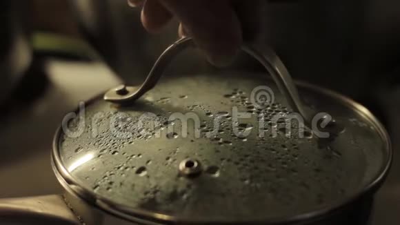 电炉上装满开水的锅盐从勺子里倒出来视频的预览图