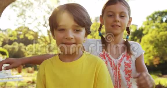 可爱的小女孩拥抱小男孩视频的预览图