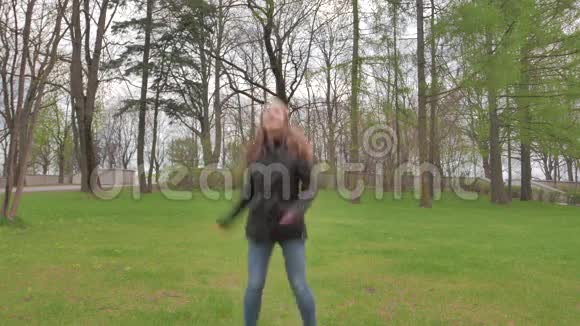 少女在公园跳舞4KUHD视频的预览图