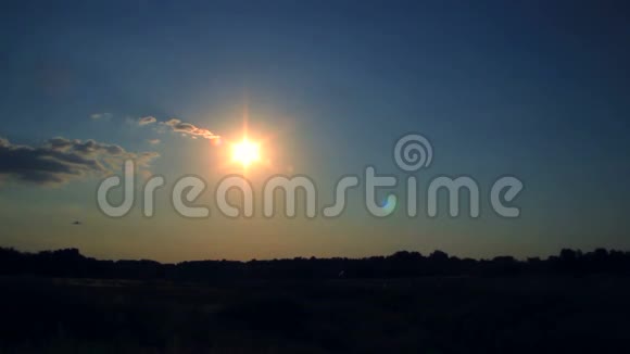 黄昏飞机在日落时飞行轮廓蓝色商务成功旅游视频的预览图